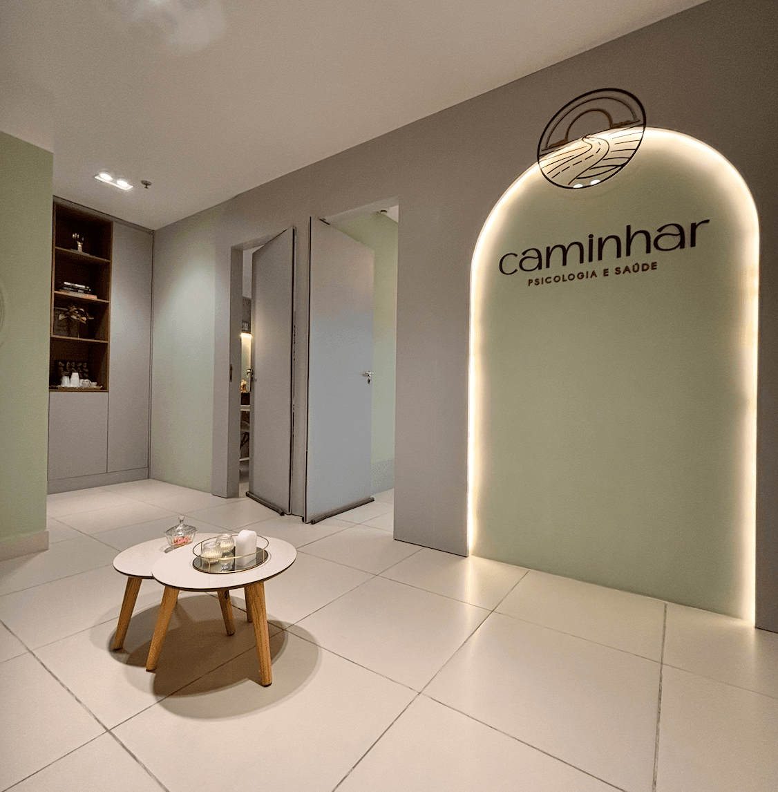 Recepção do consultório Caminhar com logo iluminado