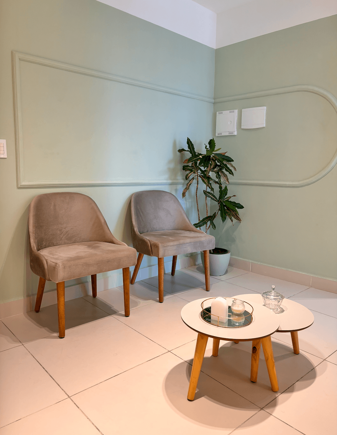 Sala de espera com poltronas e mesa de centro
